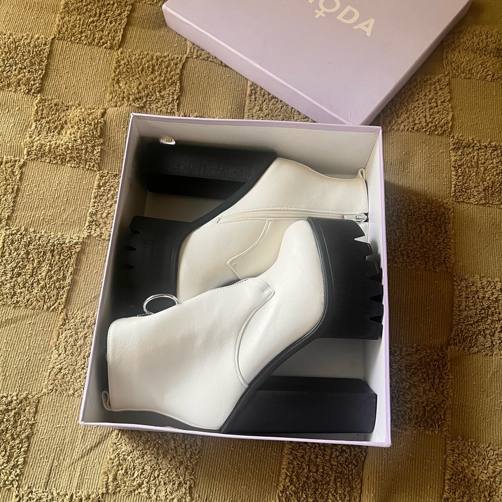 Moda White Platform Ankle Booties